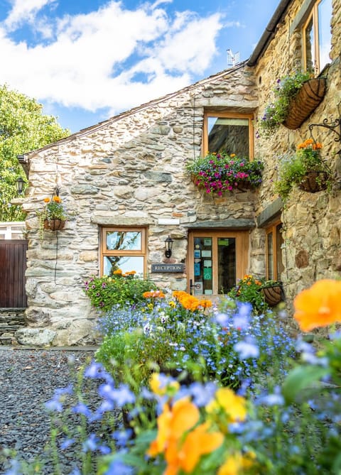 Property building, Facade/entrance, Spring, Summer, Area and facilities