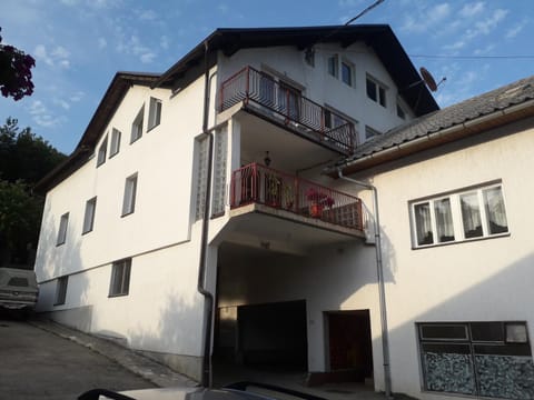 Facade/entrance