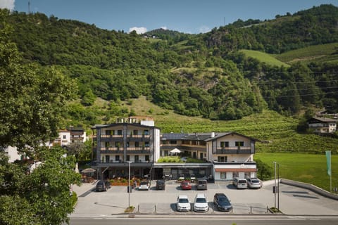 Property building, Day, Mountain view, Street view, Location, Parking