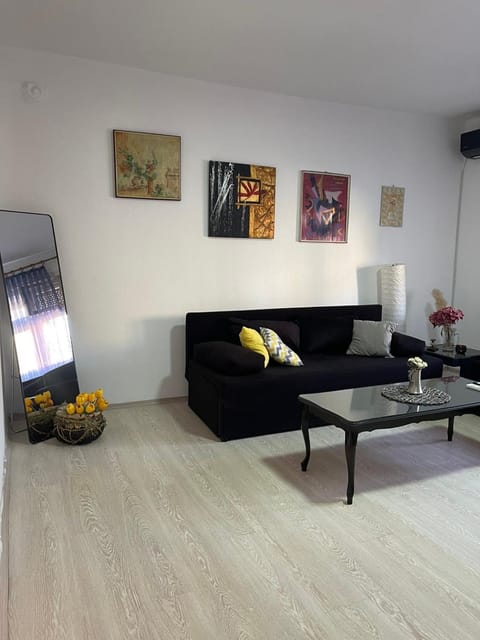 Bed, TV and multimedia, Living room, Seating area