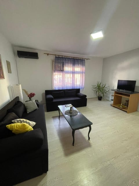 Bed, TV and multimedia, Living room, Seating area