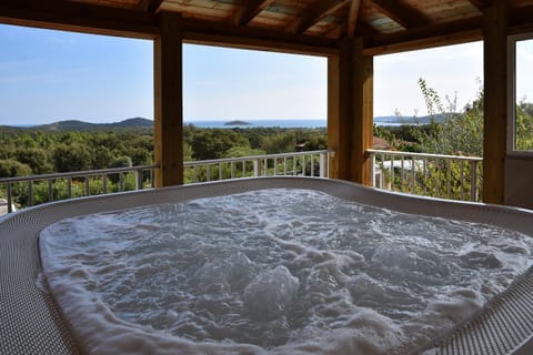 Hot Tub, Spa and wellness centre/facilities, Sea view