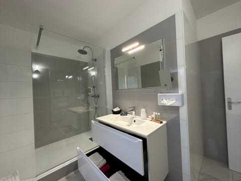 Shower, Bathroom, towels