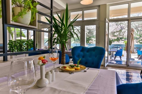 Restaurant/places to eat, Food and drinks, On site, Food, Sea view, Lunch, Alcoholic drinks