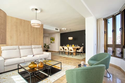 Seating area, Dining area, air conditioner