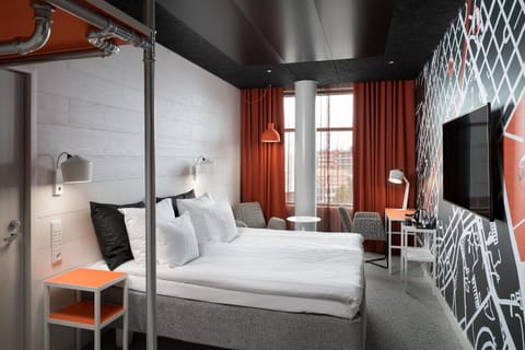 Coffee/tea facilities, Seating area, Bedroom, City view