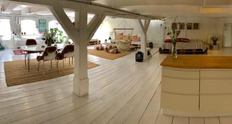 Kitchen or kitchenette, Living room, Seating area, Dining area, Bedroom