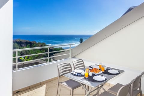 Property building, Balcony/Terrace, Food and drinks, Food, Sea view, Breakfast, Continental breakfast
