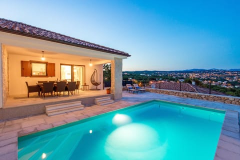 Patio, Natural landscape, Balcony/Terrace, Beach, Beach, On site, Mountain view, Pool view, Swimming pool, Swimming pool