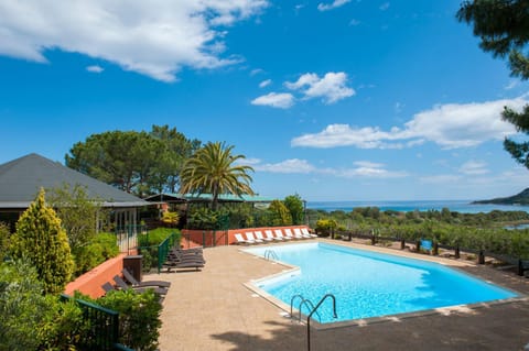 Restaurant/places to eat, Lounge or bar, Sea view, Swimming pool