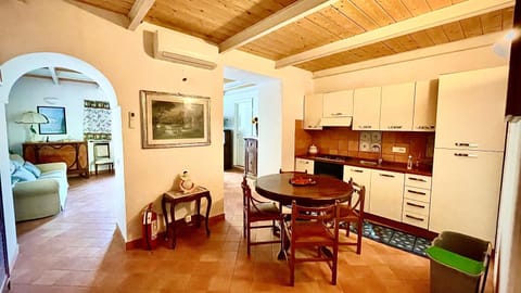 Kitchen or kitchenette, Dining area, oven, stove