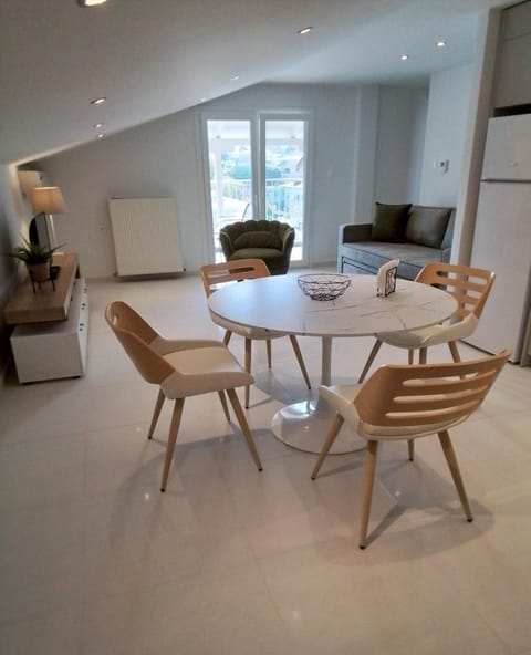 Kitchen or kitchenette, Living room, Seating area, Dining area