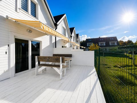Property building, Day, Balcony/Terrace