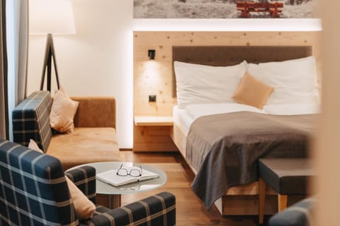 Bed, Photo of the whole room, Seating area, Bedroom