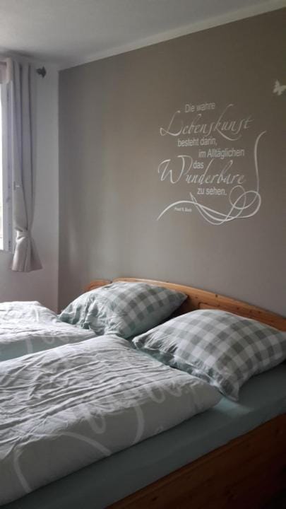 Bedroom, Text overlay
