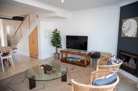 WATERFRONT Charming 3BR home with mooring -Central House in Knysna