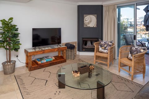 WATERFRONT Charming 3BR home with mooring -Central House in Knysna