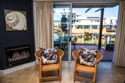 WATERFRONT Charming 3BR home with mooring -Central House in Knysna