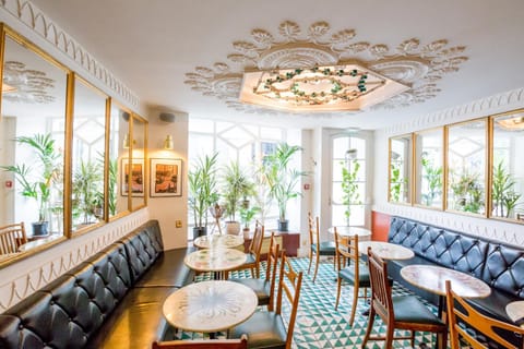 Restaurant/places to eat, Lounge or bar, Banquet/Function facilities