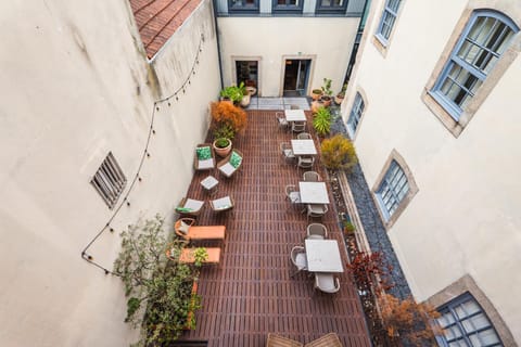 Property building, Patio, Day, Balcony/Terrace, Seating area