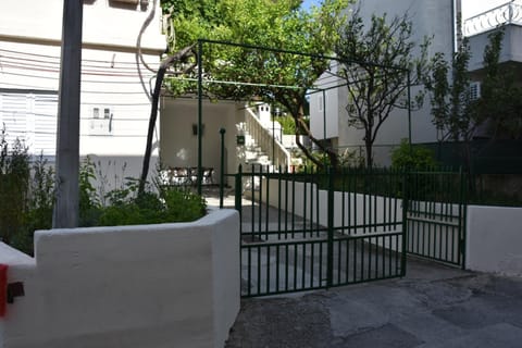 Property building, Patio, Facade/entrance, Balcony/Terrace
