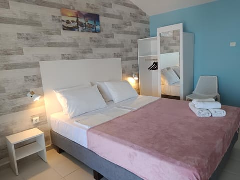 Bed, Bedroom, towels