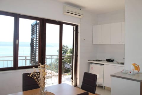 Kitchen or kitchenette, Sea view