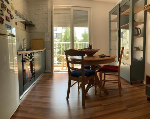 Kitchen or kitchenette, Dining area, oven, stove