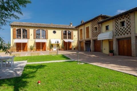 Property building, Facade/entrance, Bird's eye view, Garden, Floor plan, On site, Garden view