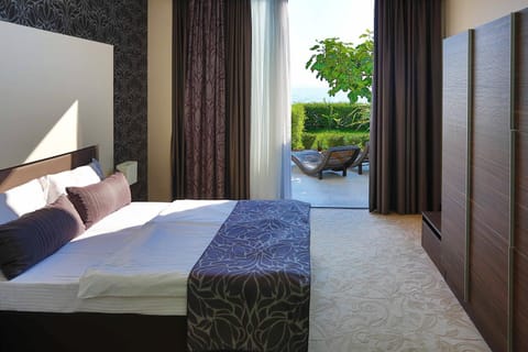 Bed, Balcony/Terrace, Bedroom