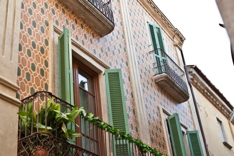 Facade/entrance, Decorative detail, Landmark view, Street view