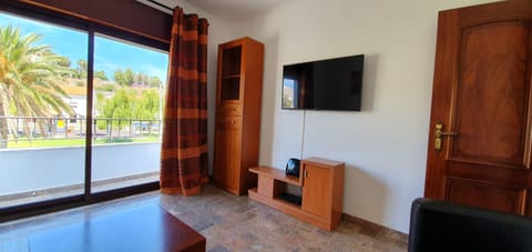 Communal lounge/ TV room, TV and multimedia, Living room, Garden view