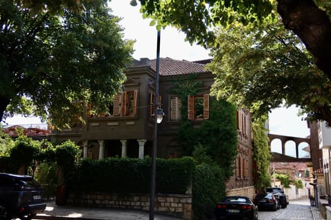Property building, Day, Neighbourhood, Street view, Parking