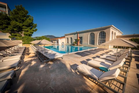 Swimming pool, sunbed