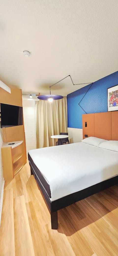 Property building, Bed, Bedroom