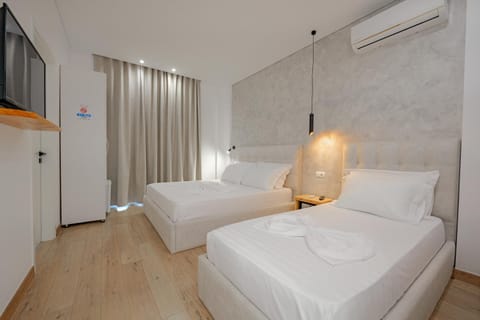 Bed, TV and multimedia, Bedroom
