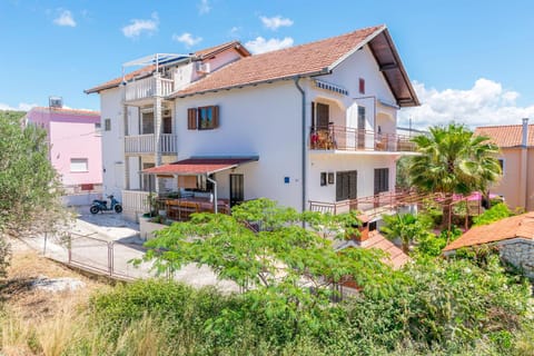 Property building, Patio, Facade/entrance, Day, Neighbourhood, Garden, Garden view, Street view, Parking
