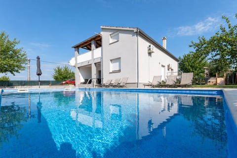 Facade/entrance, Swimming pool