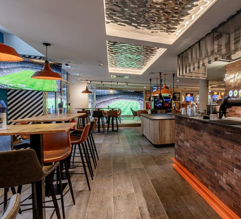 Restaurant/places to eat, Lounge or bar