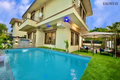 Property building, Patio, Day, Garden, Garden view, Pool view, Swimming pool, sunbed