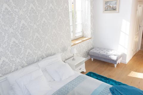 Bed, Seating area, Bedroom