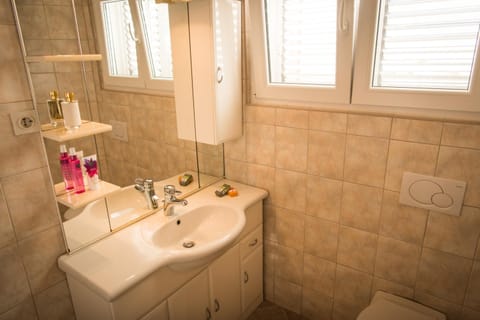 Shower, Toilet, Bathroom, towels