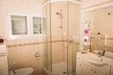 Shower, Toilet, Bathroom, towels