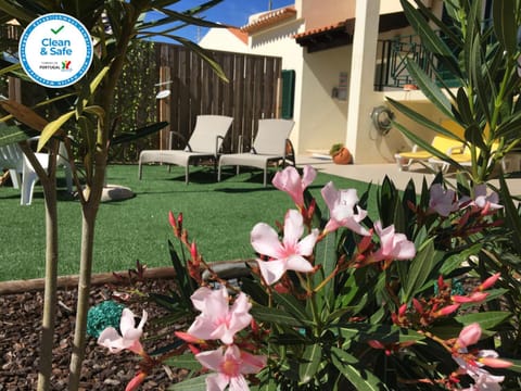 Facade/entrance, Garden, Logo/Certificate/Sign, Garden view