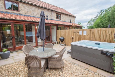 Patio, Spa and wellness centre/facilities