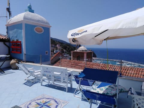 Property building, Natural landscape, Sea view, sunbed