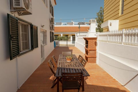 Property building, Patio, Balcony/Terrace, Dining area