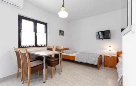 Bed, TV and multimedia, Dining area