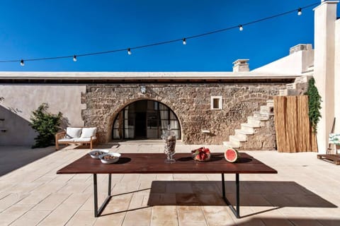 Property building, Patio, Facade/entrance