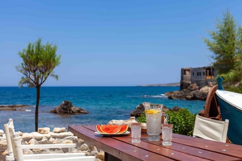 Skiff - Transformed studio on the water's edge Apartment in Chania